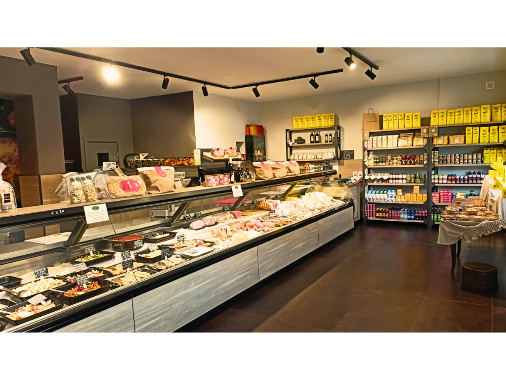 Vista completa del banco gastronomia e degli scaffali della Salumeria da Adriano