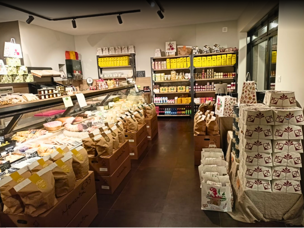 Interno della bottega: dispensa con pasta artigianale, conserve e specialità