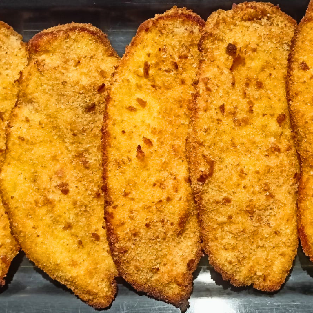 Cotolette di pollo panate e cotte al forno, croccanti e dorate