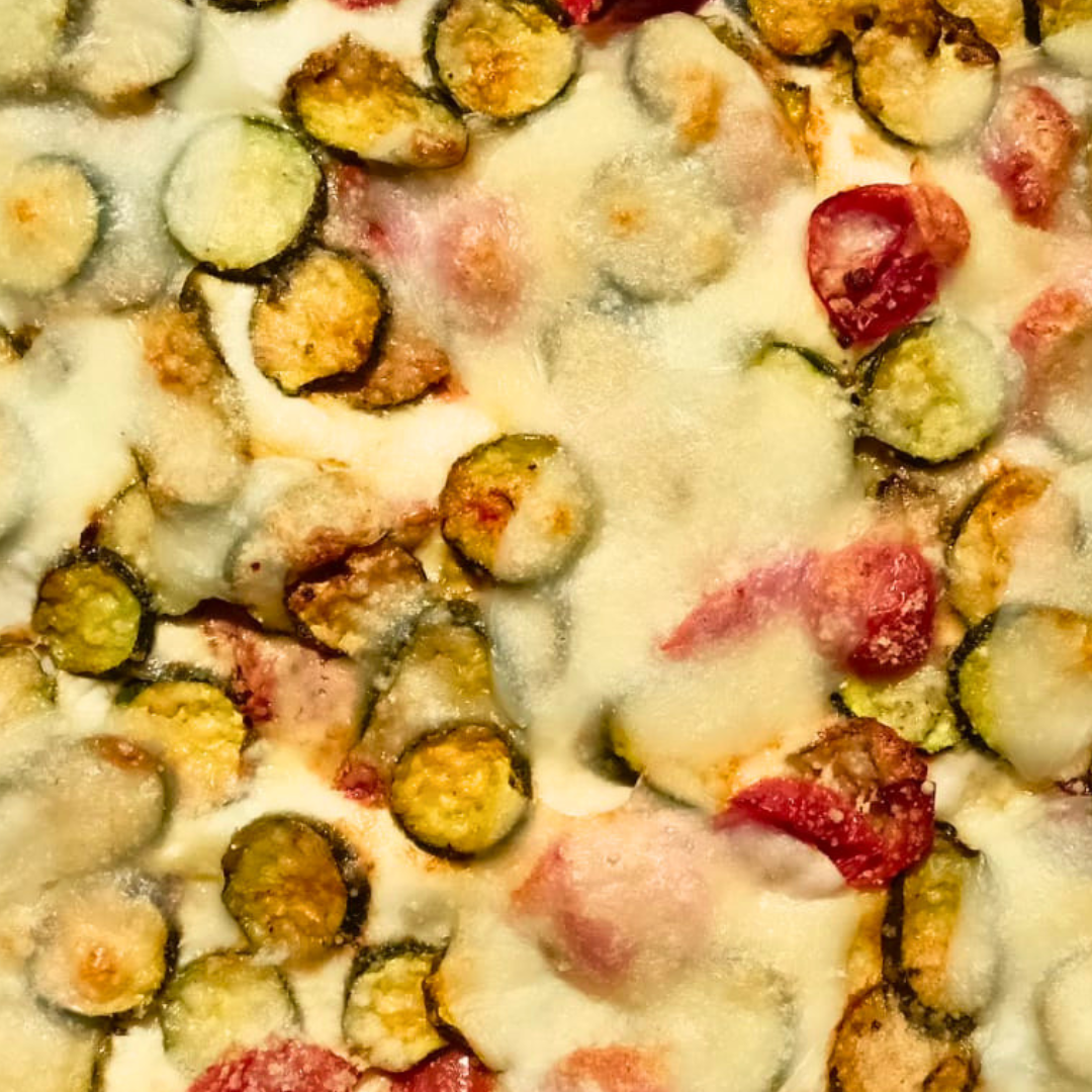 Lasagna al forno con pomodorini, zucchine e scamorza filante