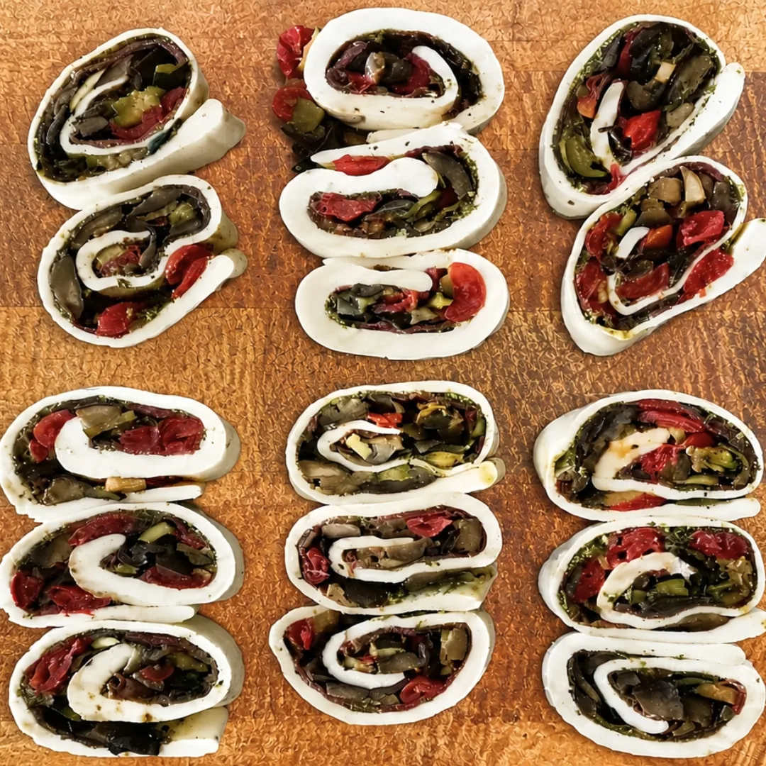 Rotolini di mozzarella farcita con carpaccio di bresaola, pesto e tris di verdure fresche