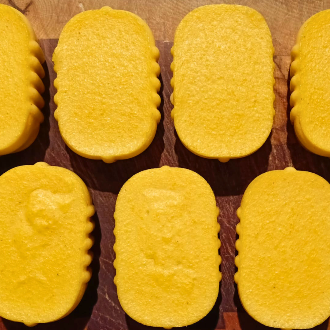Polenta fresca a fette su tagliere di legno