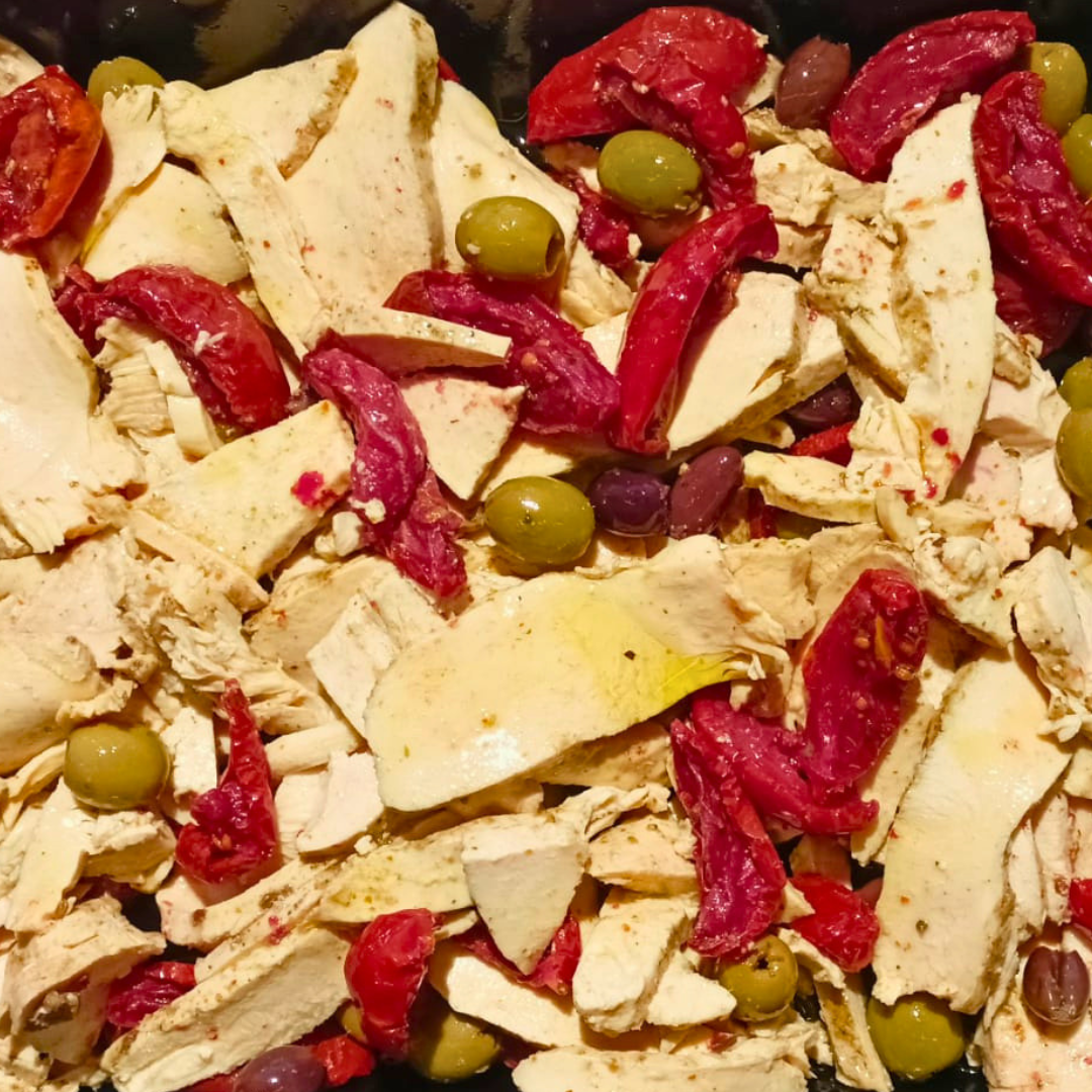 Straccetti di pollo con pomodorini secchi e olive verdi e nere