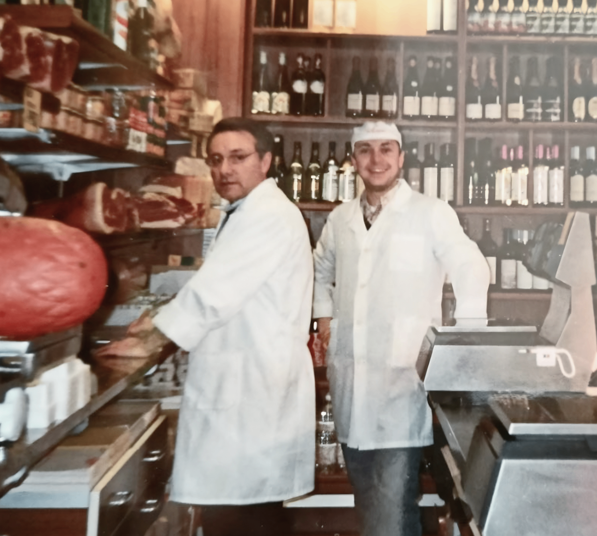 Adriano Rigo con il figlio Roberto da bambino, nella prima salumeria